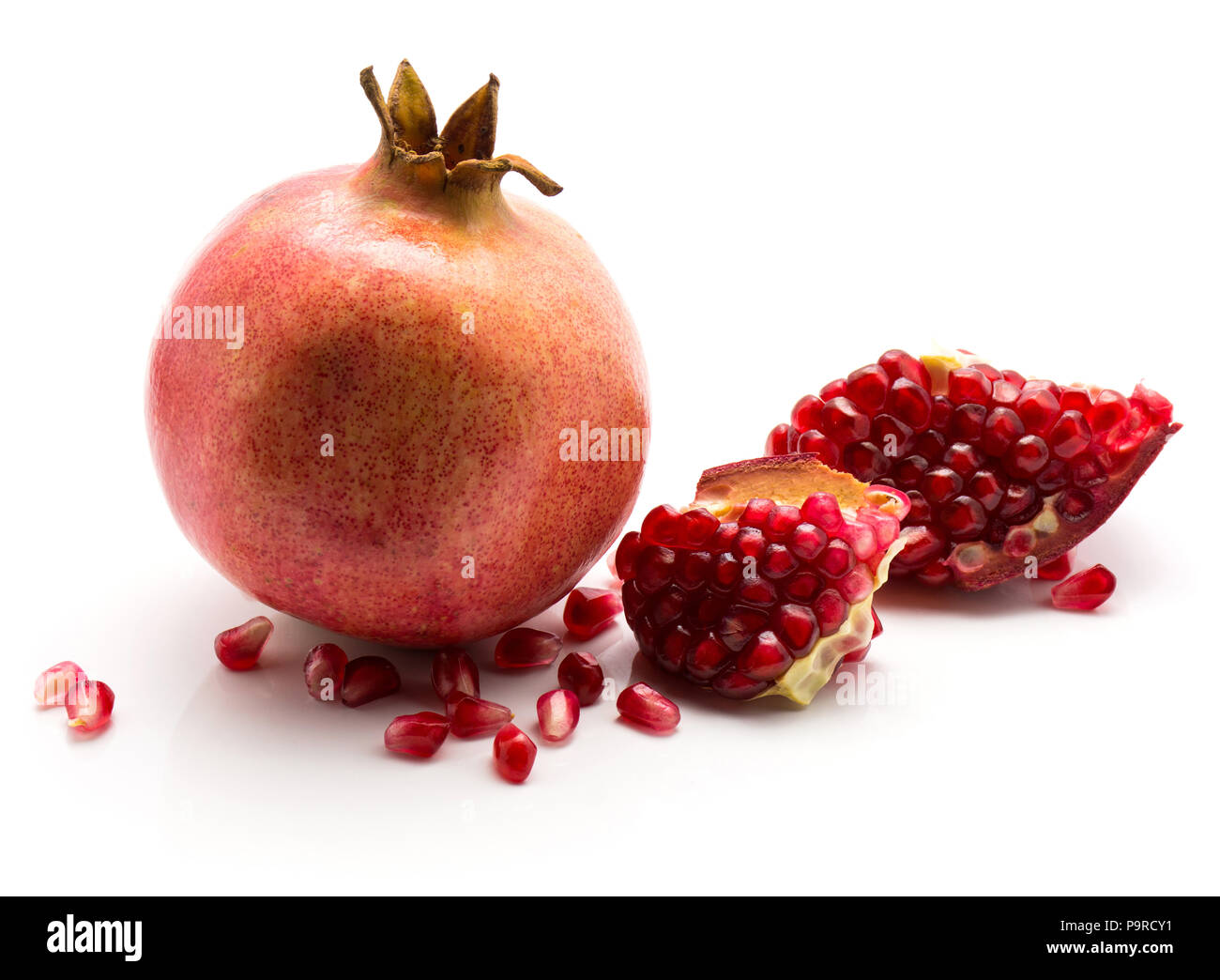 Granatapfel mit der geoffenbarten Körner auf weißem Hintergrund Stockfoto
