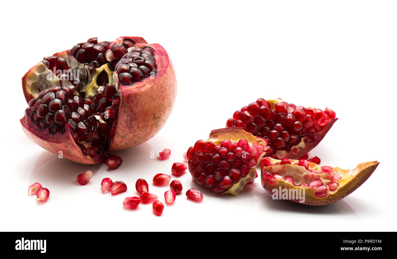 Granatapfel Stücke mit der geoffenbarten Körner auf weißen Hintergrund einen Split Öffnen isoliert Stockfoto