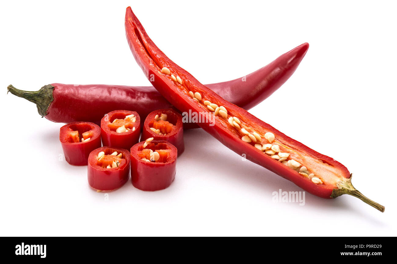 Red Chili peppers, eine Ganze, Halbe, Scheiben, auf weißem Hintergrund Stockfoto