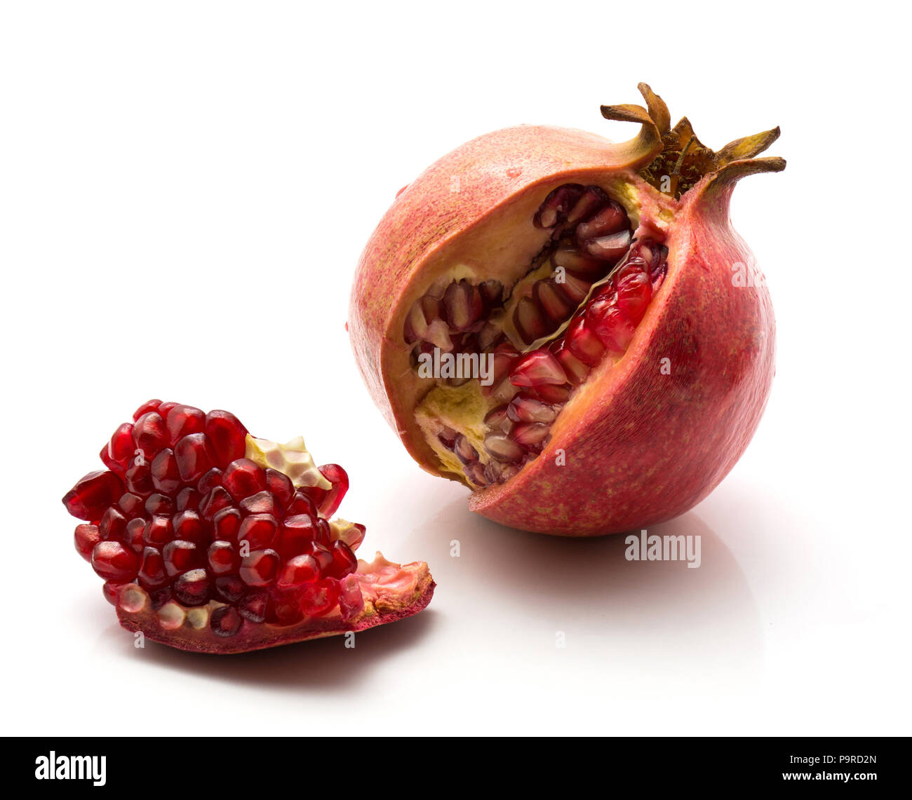 Ein offener Granatapfel und getrennt Stück mit Körnern auf weißem Hintergrund Stockfoto