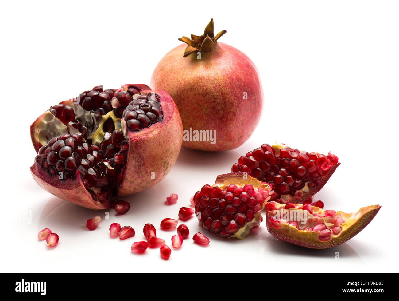 Split öffnen Granatapfel auf weißem Hintergrund Stockfoto