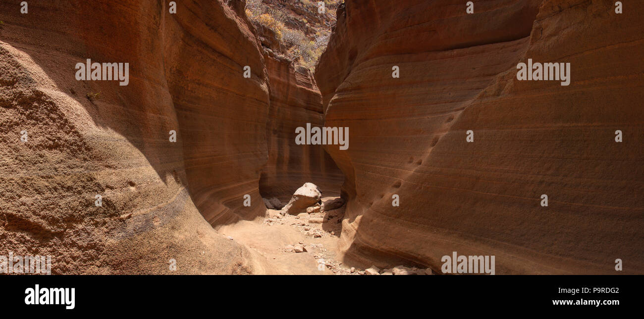 Gran Canaria, glatte Wände der Schlucht Barranco de las Vacas zwischen Temisas Agüimes, Teenager und Gitarre spielen Stockfoto