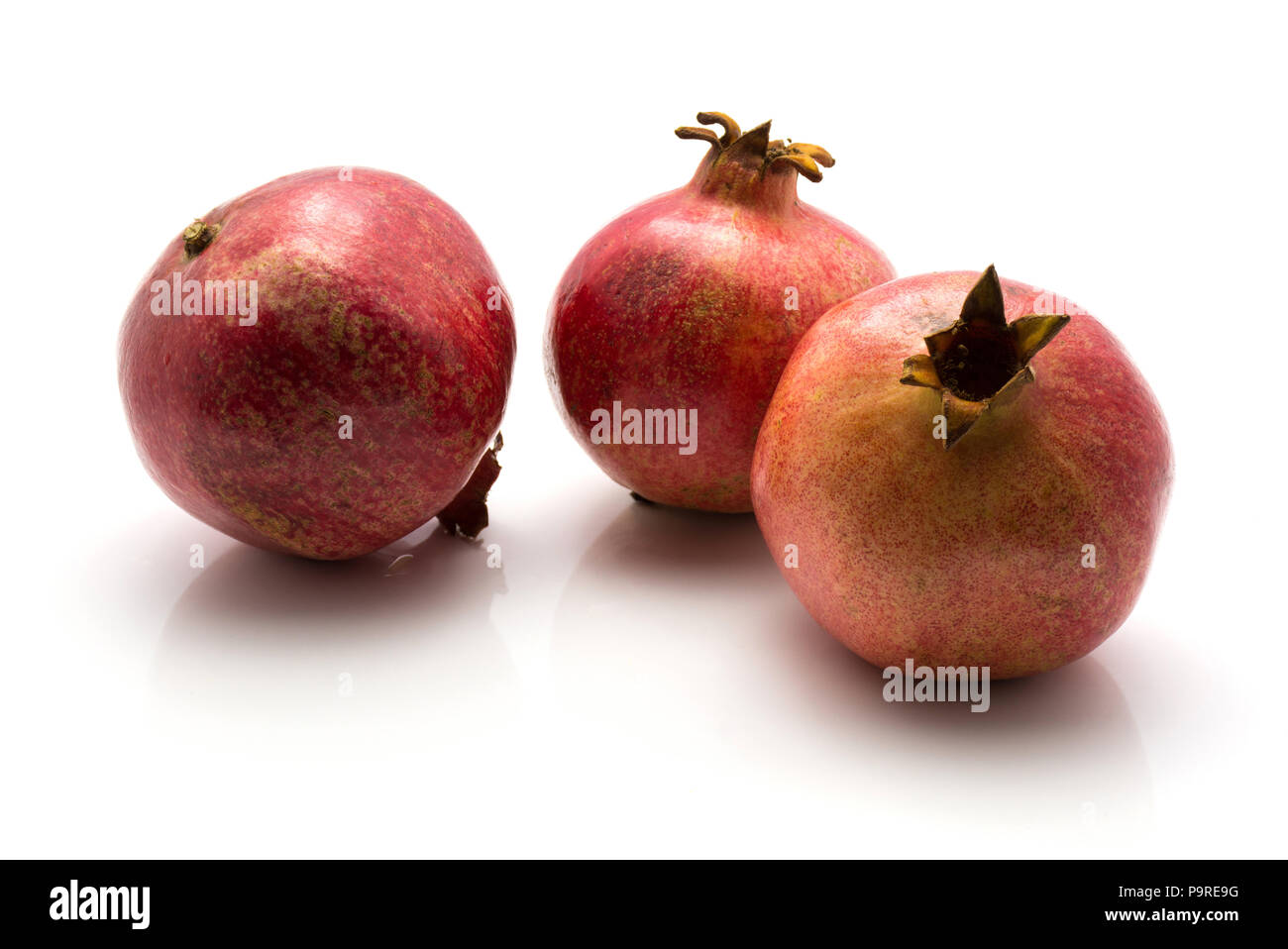 Granatapfel isoliert auf weißem Hintergrund drei rote Stockfoto