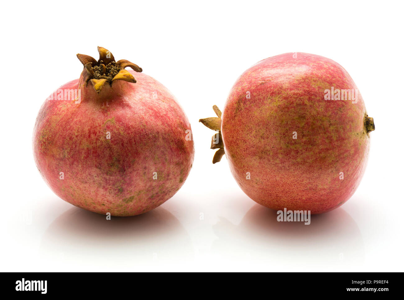Granatapfel isoliert auf weißem Hintergrund zwei ganze Rot Stockfoto