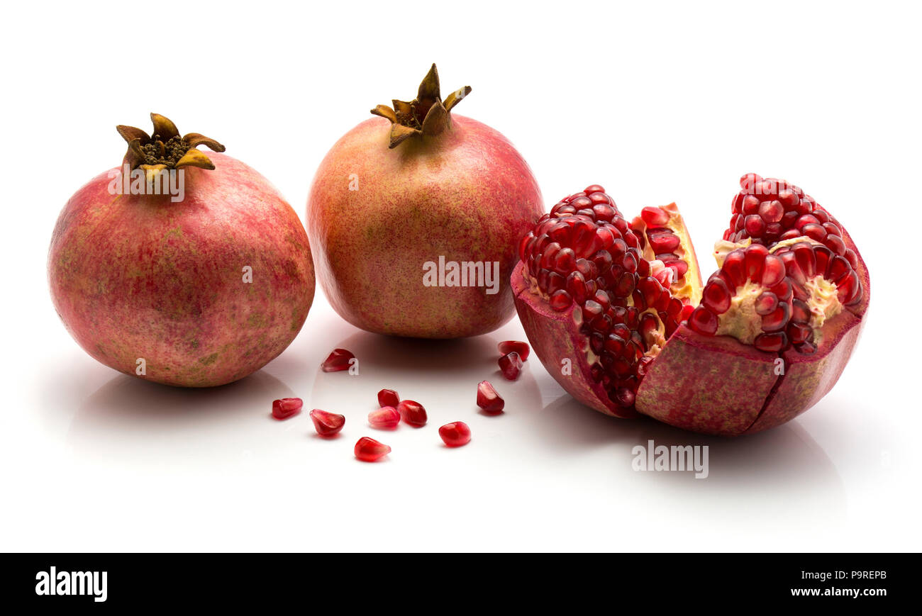 Granatapfel isoliert auf weißem Hintergrund zwei ganze eine offene getrennt Körner Stockfoto