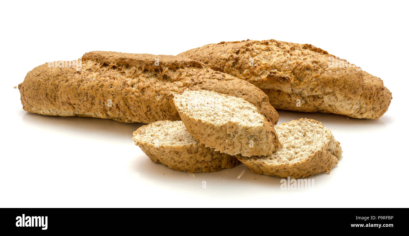 Ganze Weizenkleie Brot auf weißem Hintergrund zwei Bagels und drei geschnittene Stücke isoliert Stockfoto