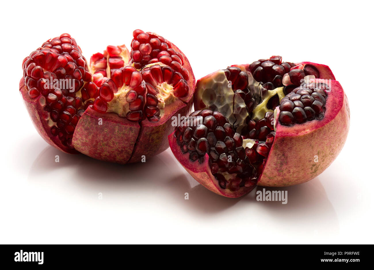 Zwei split öffnen Granatapfel auf weißem Hintergrund Stockfoto