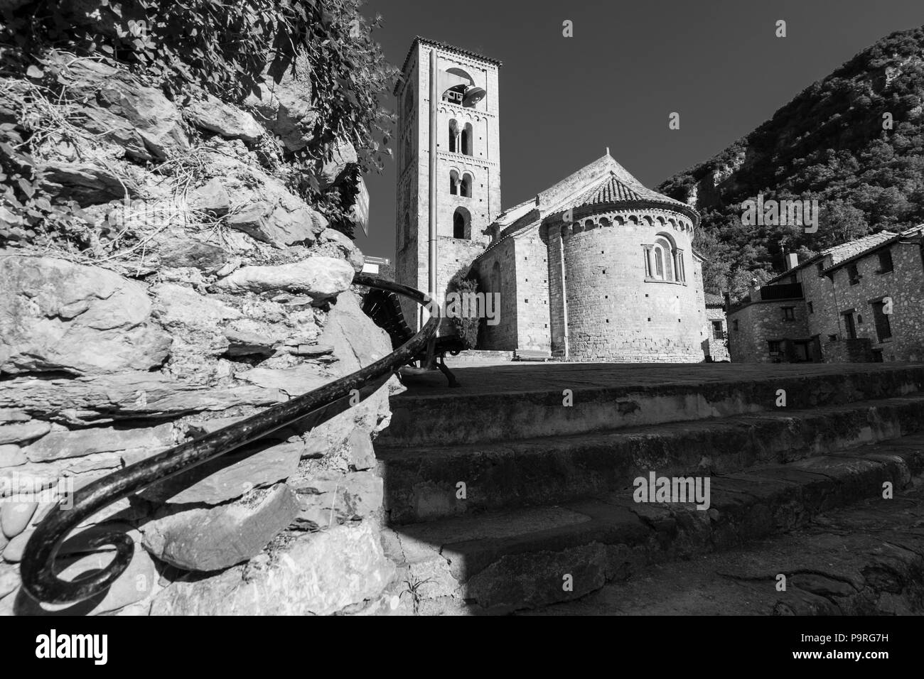 Die Kirche aus dem 11. Jahrhundert und der Glockenturm von Sant Cristobel in der Pyreneean Dorf Zeugen, Katalonien, Spanien Stockfoto