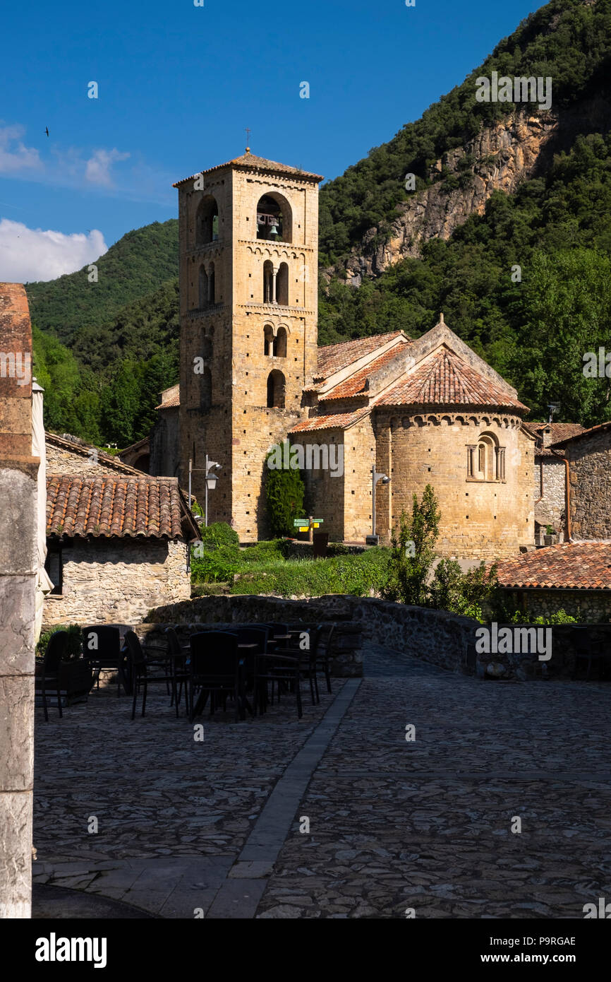 Die Kirche aus dem 11. Jahrhundert und der Glockenturm von Sant Cristobel in der Pyreneean Dorf Zeugen, Katalonien, Spanien Stockfoto