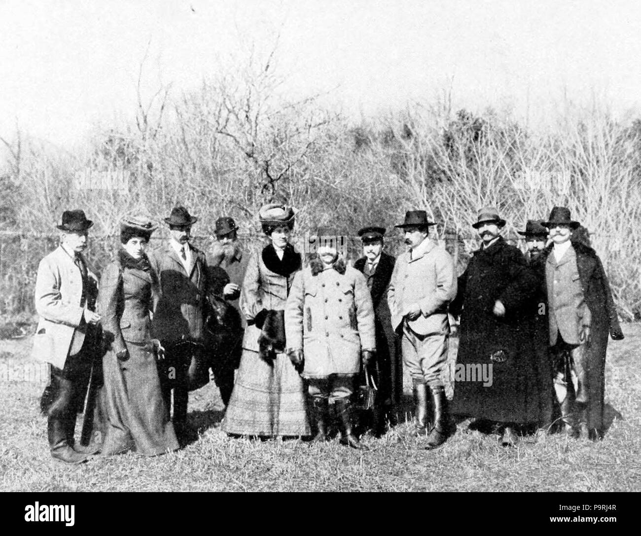 . König und Königin von Italien und Wildschweinjagd Gruppe. Nach rechts: Marchese Brambilla, Herzogin d'Ascoli, George von Lengerke Meyer (US-Botschafter in Italien), Prinzen Corsini, Königin von Italien, König von Italien, Herzog d'Ascoli, Prinz di Sonnino, allgemeine Brusati, Marchese Calabrini Links. 4. Januar 1904 (veröffentlicht 1919) 212 Eber Sammelanschluss mit König und Königin von Italien Stockfoto