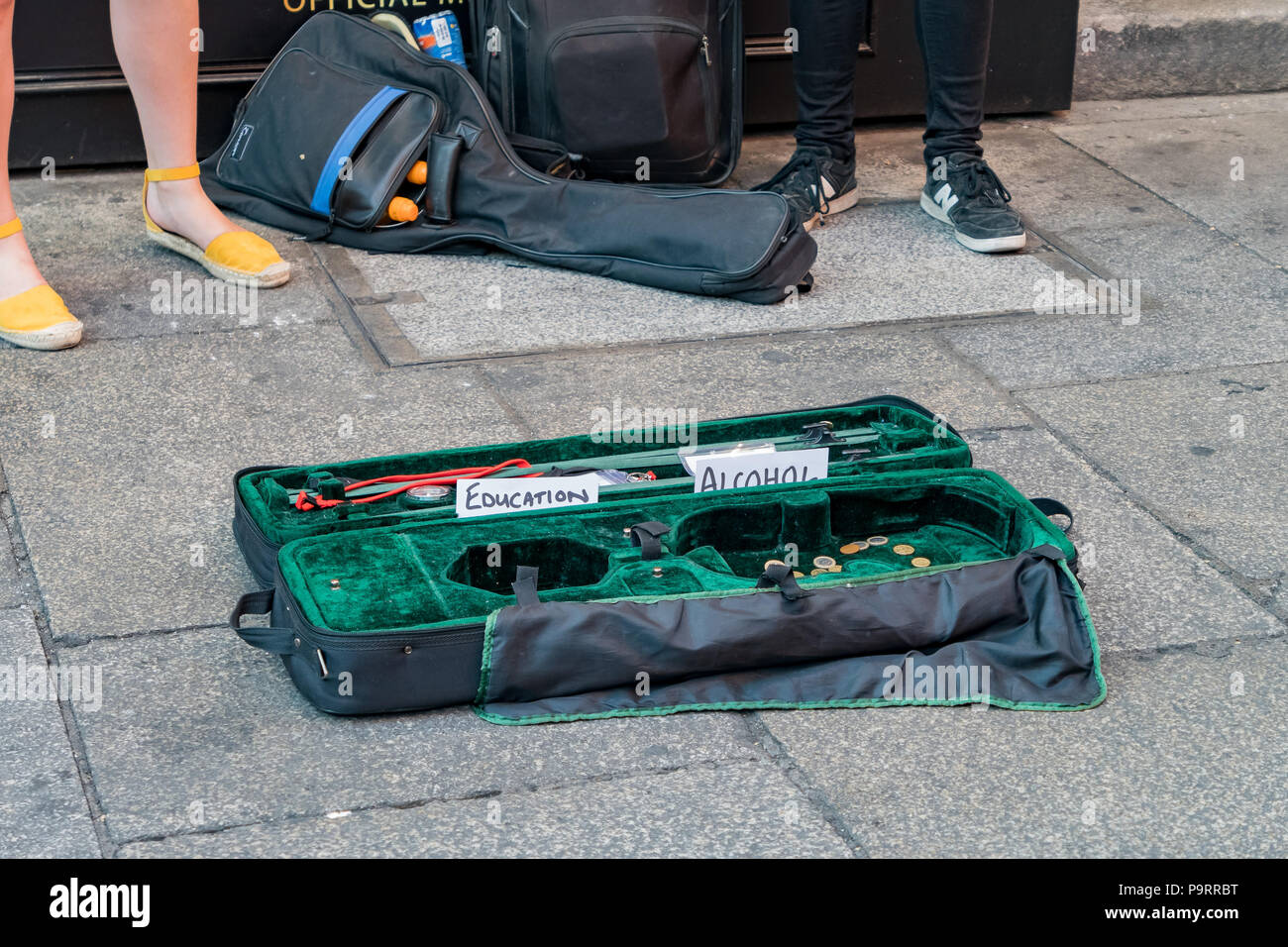 Dublin, Jul 1: Street Artist mit dem Instrument Fall Geld auf Jun 1, 2018 in Dublin, Irland erhalten. Stockfoto
