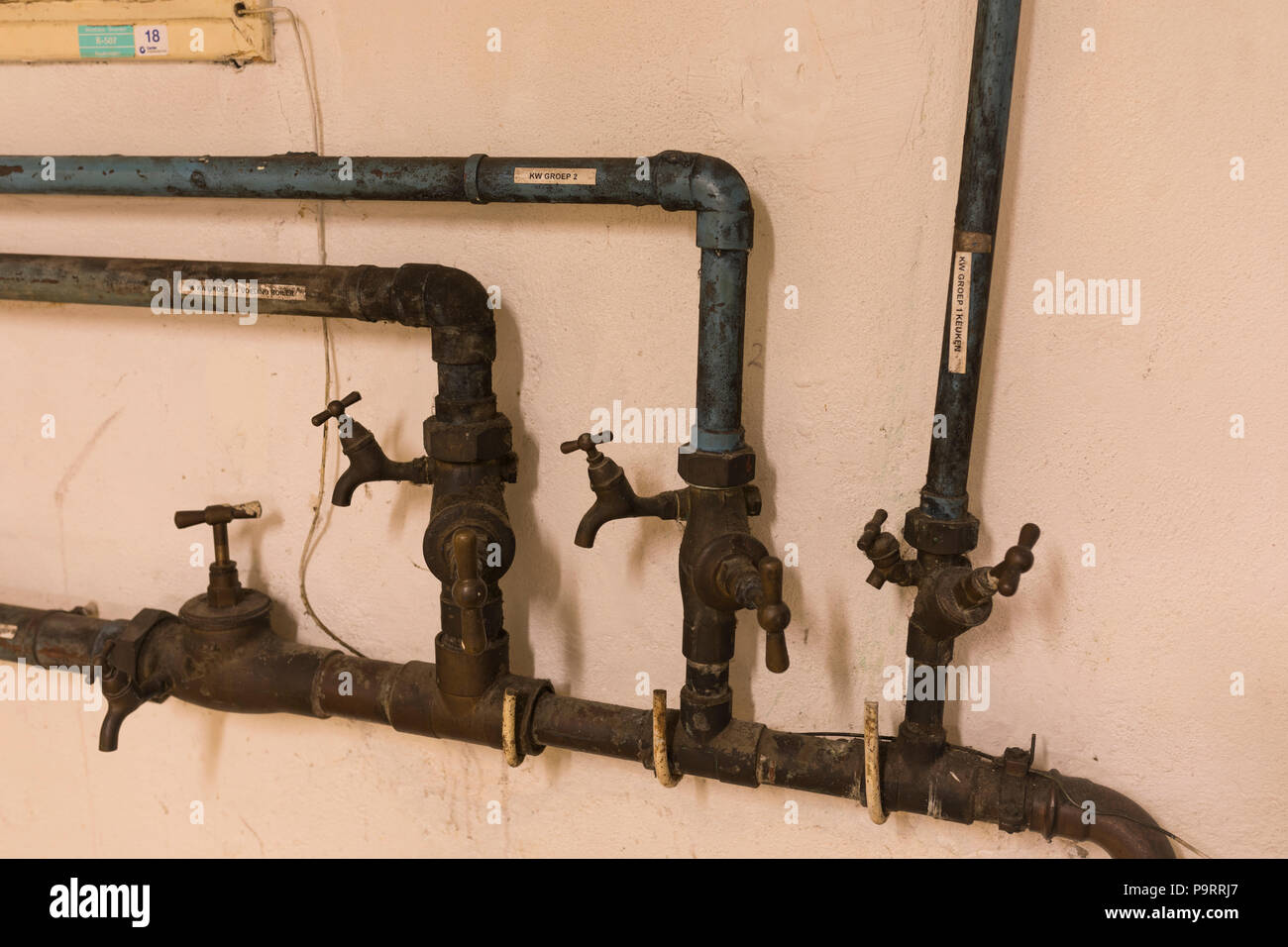 Wasserleitungen und Armaturen, die zu alten Gebäude Stockfoto