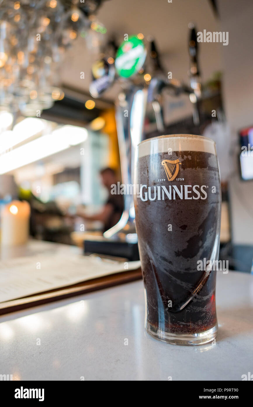 Dublin, Jul 1: Nahaufnahme von einem Glas Guinness Bier am Jun 1, 2018 in Dublin, Irland Stockfoto