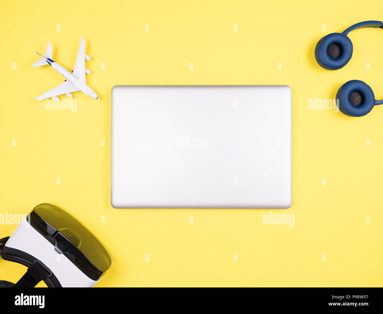 Reisender Geschäftsmann Konzept Bild auf gelb Schreibtisch, VR, Kopfhörer Stockfoto
