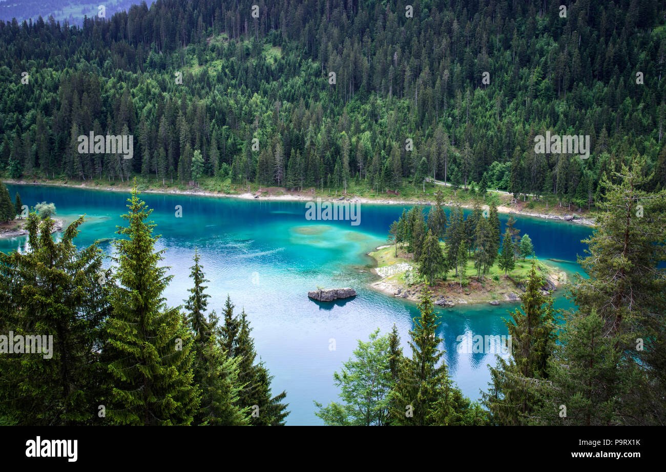 Caumasee See mit einer kleinen Insel in der Mitte des kristallklaren Sees gelegen, in der Nähe von Flims, Schweiz. Stockfoto