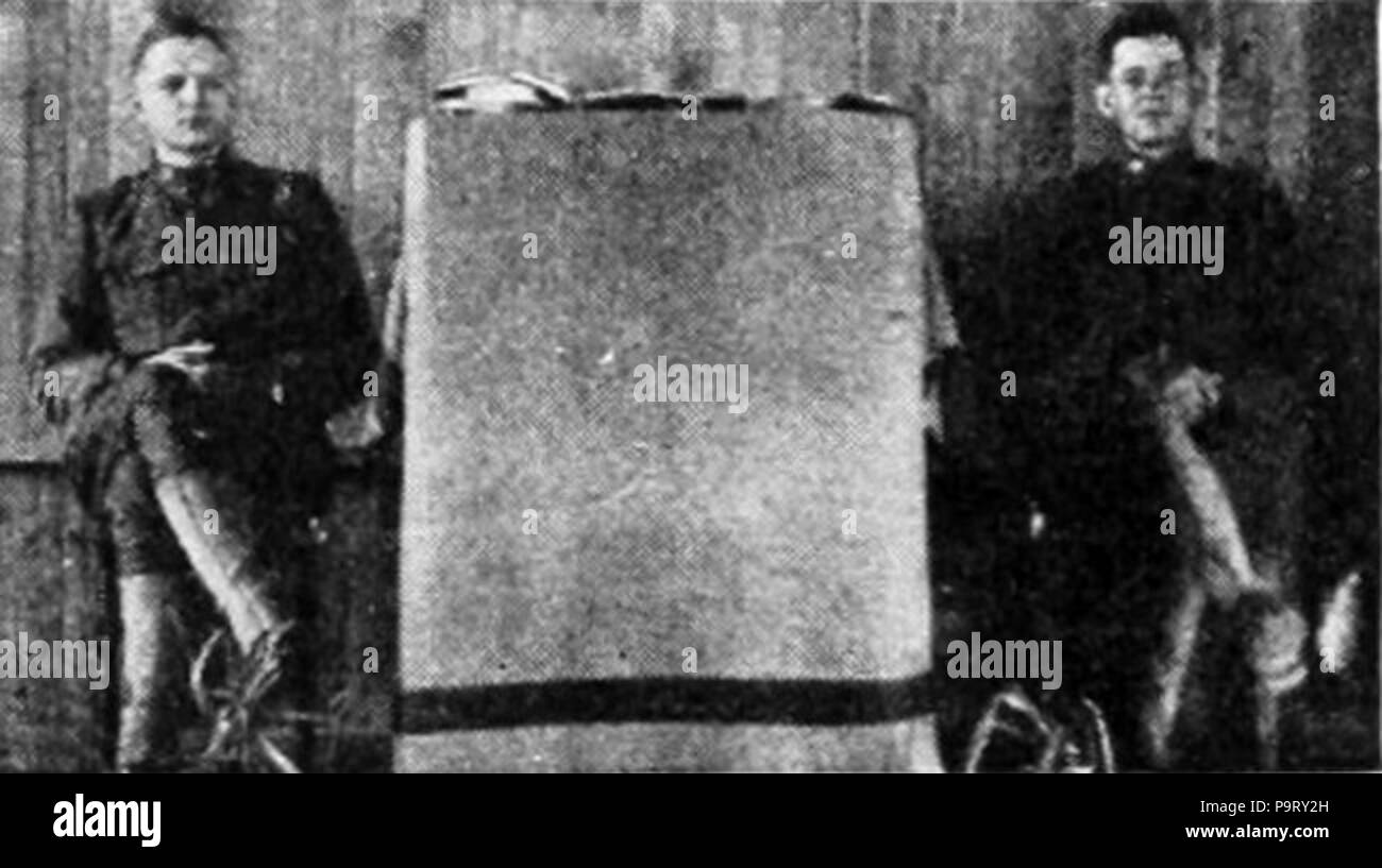 . Englisch: Zwei Soldaten sitzen auf Stühlen mit Beinen auf jeder Seite eines Altars gekreuzt - wie Möbelstück. veröffentlicht 1922 308 Christian Science Krieg Zeit Aktivitäten - Einige unserer Jungs (6) Stockfoto