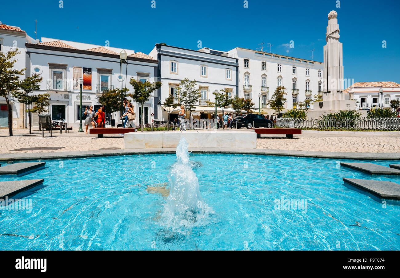 Blick auf Brunnen und Kriegerdenkmal in Platz der Republik. Algarve Stockfoto