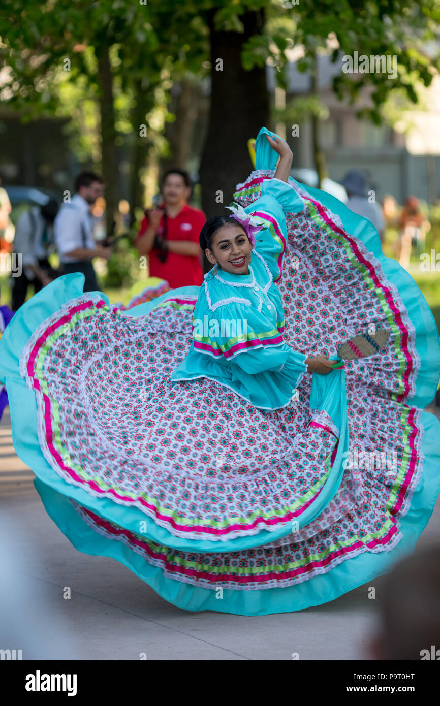 KAZANLAK, Bulgarien - 21. JULI 2016: Schöne mexikanische Tänzer in traditionellen Kostümen aus Mexiko erstaunlich schnell durchführen, spektakuläre Tänze an freien op Stockfoto