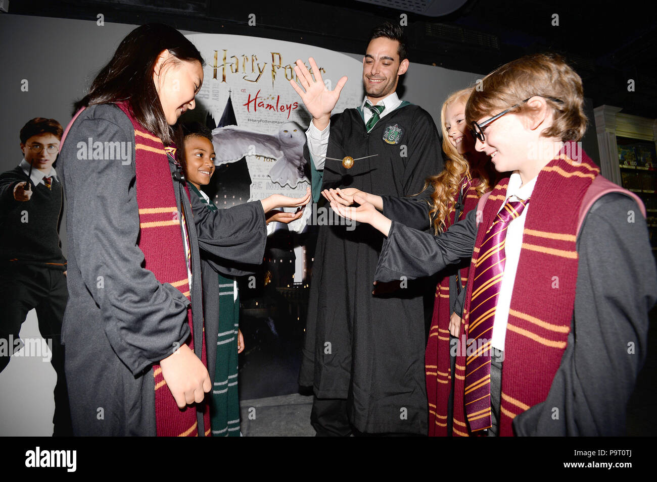 Ein Mitarbeiter unterhält Kind Schauspieler mit einem fliegenden Snitch während der Enthüllung eines Harry Potter themed Stock auf Hamleys&Atilde; • die Regent Street in Central London. Stockfoto