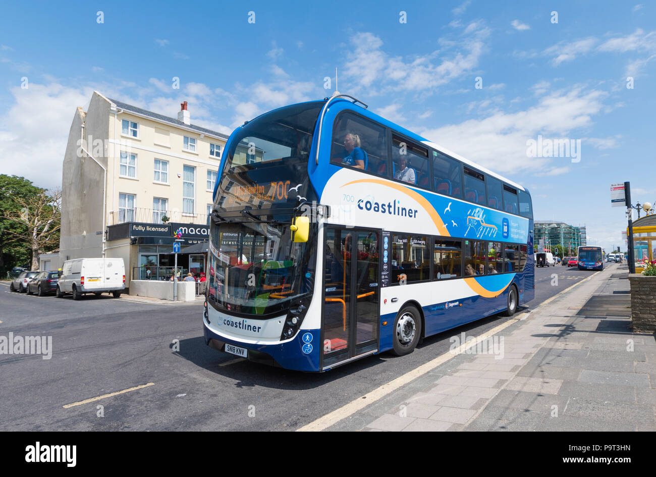 Neue Stagecoach umweltfreundliche Nummer 700 Coastliner Bus in Worthing, West Sussex, England, UK. Stockfoto