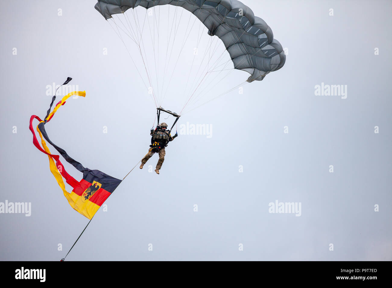 FELDKIRCHEN/Deutschland - Juni 9, 2018: Die fallschirmjäger der Bundeswehr, die deutsche Armee landet auf einem Tag der offenen Tür am Tag der Bundeswehr in Feldkirchen Stockfoto