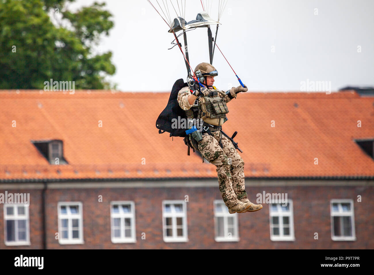 FELDKIRCHEN/Deutschland - Juni 9, 2018: Die fallschirmjäger der Bundeswehr, die deutsche Armee landet auf einem Tag der offenen Tür am Tag der Bundeswehr in Feldkirchen Stockfoto