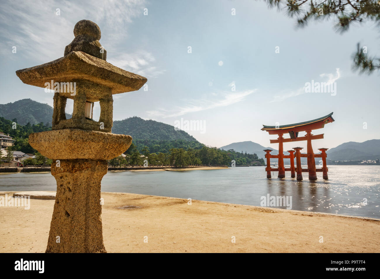 Miyajima schwimmende Torii Tor, Flut lange Belichtung mit Laterne Stockfoto