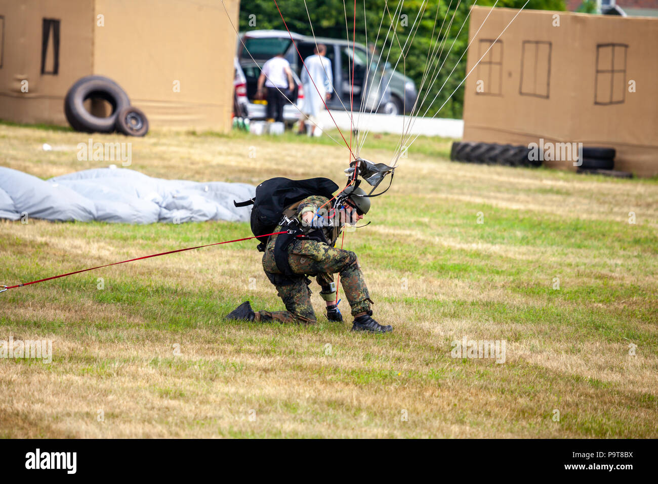FELDKIRCHEN/Deutschland - Juni 9, 2018: Die fallschirmjäger der Bundeswehr, die deutsche Armee landet auf einem Tag der offenen Tür am Tag der Bundeswehr in Feldkirchen Stockfoto