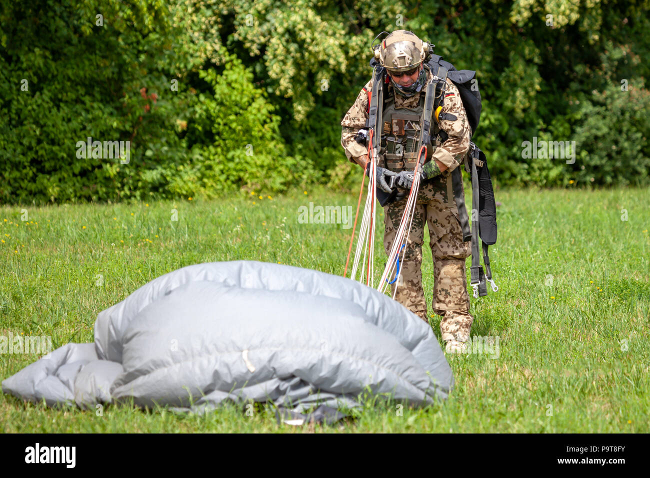 FELDKIRCHEN/Deutschland - Juni 9, 2018: Die fallschirmjäger der Bundeswehr, die deutsche Armee landet auf einem Tag der offenen Tür am Tag der Bundeswehr in Feldkirchen Stockfoto