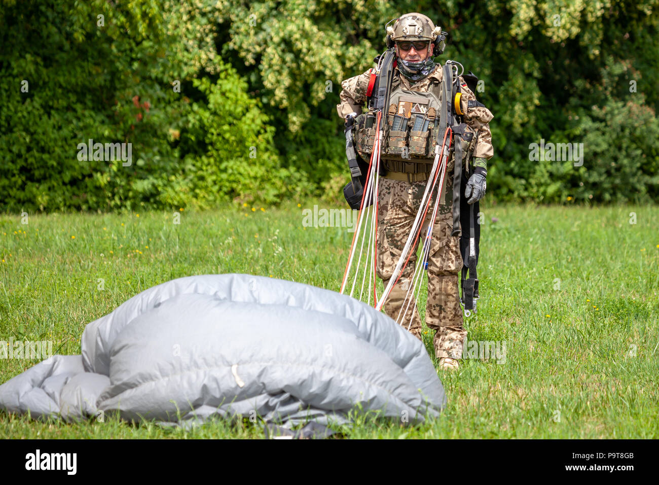 FELDKIRCHEN/Deutschland - Juni 9, 2018: Die fallschirmjäger der Bundeswehr, die deutsche Armee landet auf einem Tag der offenen Tür am Tag der Bundeswehr in Feldkirchen Stockfoto