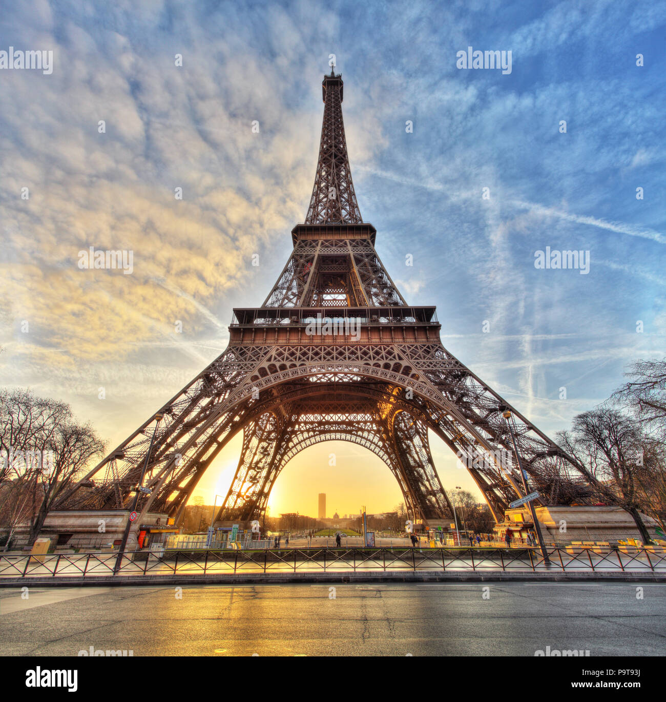 Weite Einstellung auf den Eiffelturm mit dramatischen Himmel, Paris, Frankreich Stockfoto