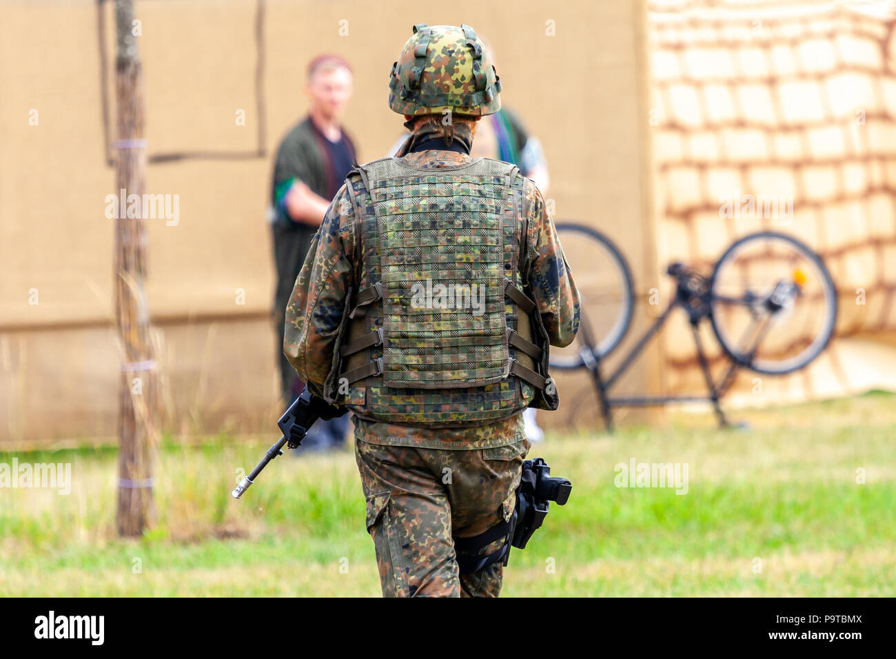Deutscher Soldat mit einem Gewehr auf eine Schulung Stockfoto