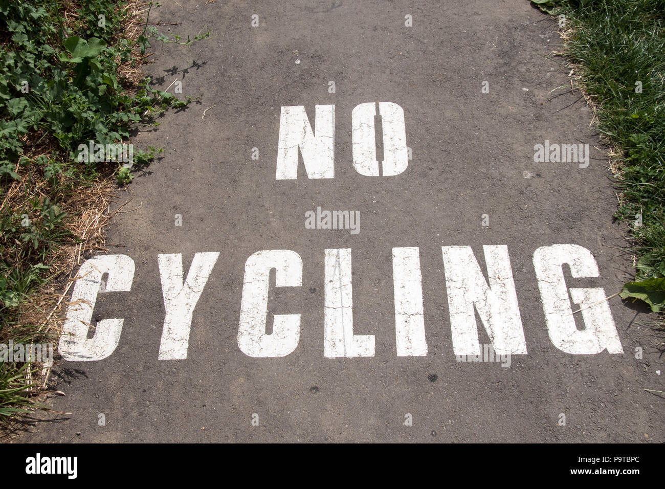 Keine Radfahren auf einem Fußweg in Großbritannien Stockfoto