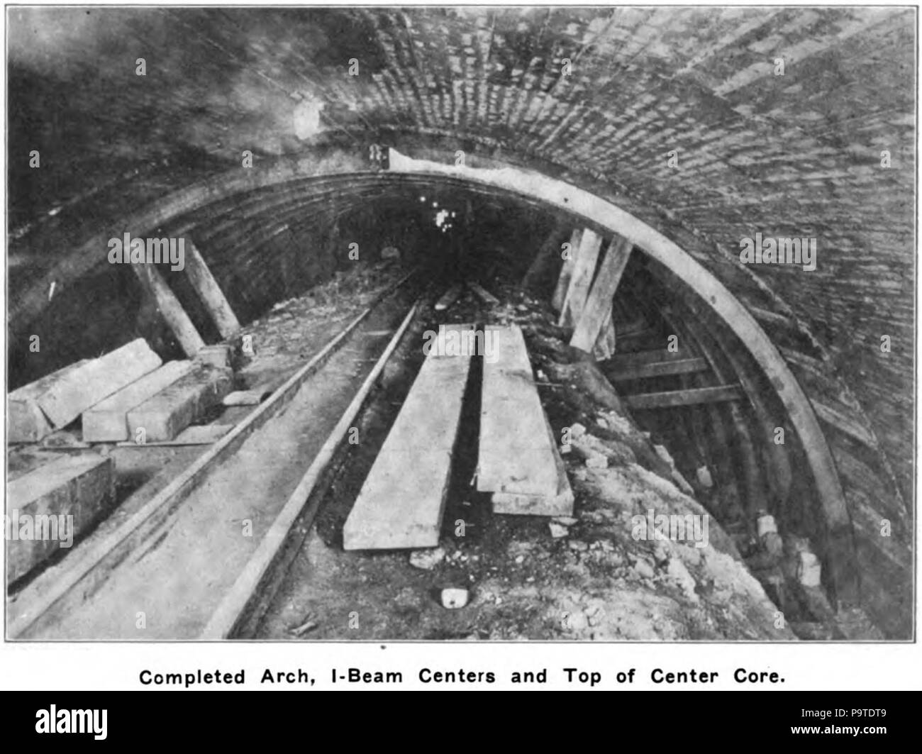 341 Abgeschlossen Arch, I-Beam-Zentren und der Oberseite des Center Core Stockfoto