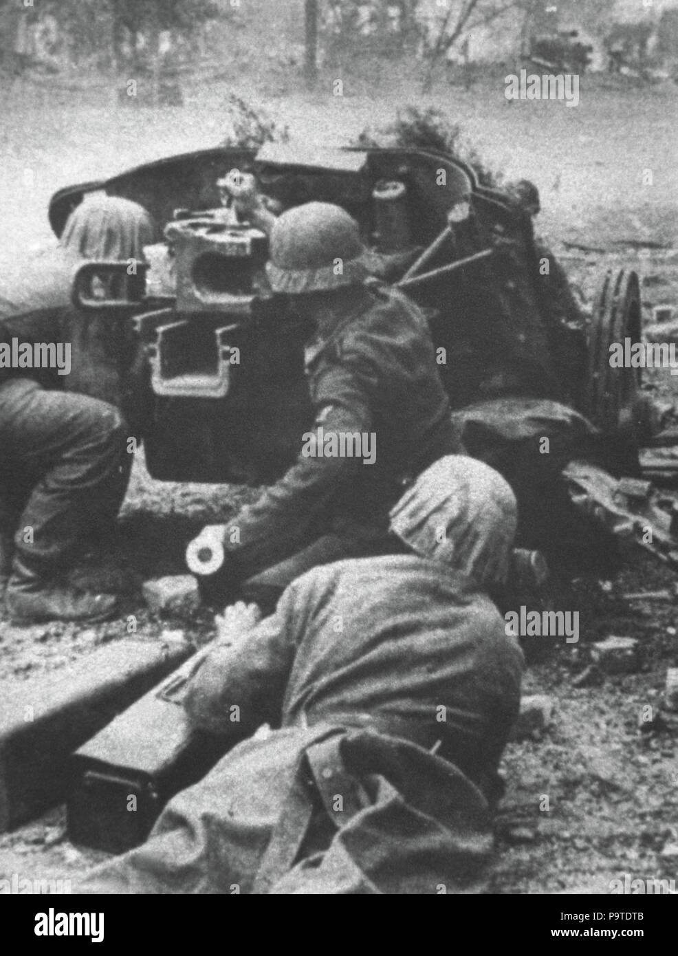 Zweiter Weltkrieg (1939-1945). Udssr. Schlacht von Stalingrad. Gekämpft zwischen der deutschen und der sowjetischen Armee (August 1942 - Februar 1943). Deutsche Soldaten feuern ein Anti-tank Weapon PAK 38. Fotografie. Stockfoto