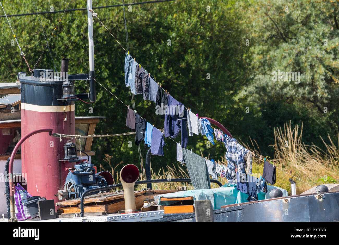 Wäsche aufhängen auf eine Zeile, um zu Trocknen, auf einem Hausboot, bei heißem Wetter im Sommer in Großbritannien. Stockfoto