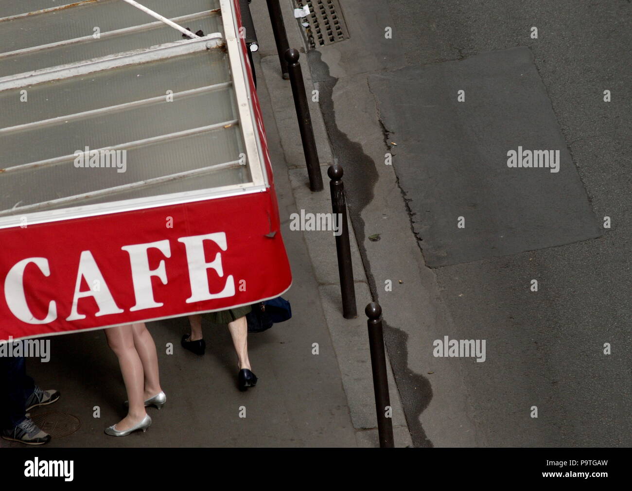 Café PARIS - PARIS STREET FOTOGRAFIE - PARIS CAFE GESEHEN VON EINEM BALKON - Pariser / DE RUE - Pariser Straße - CAFE © Frédéric BEAUMONT Stockfoto