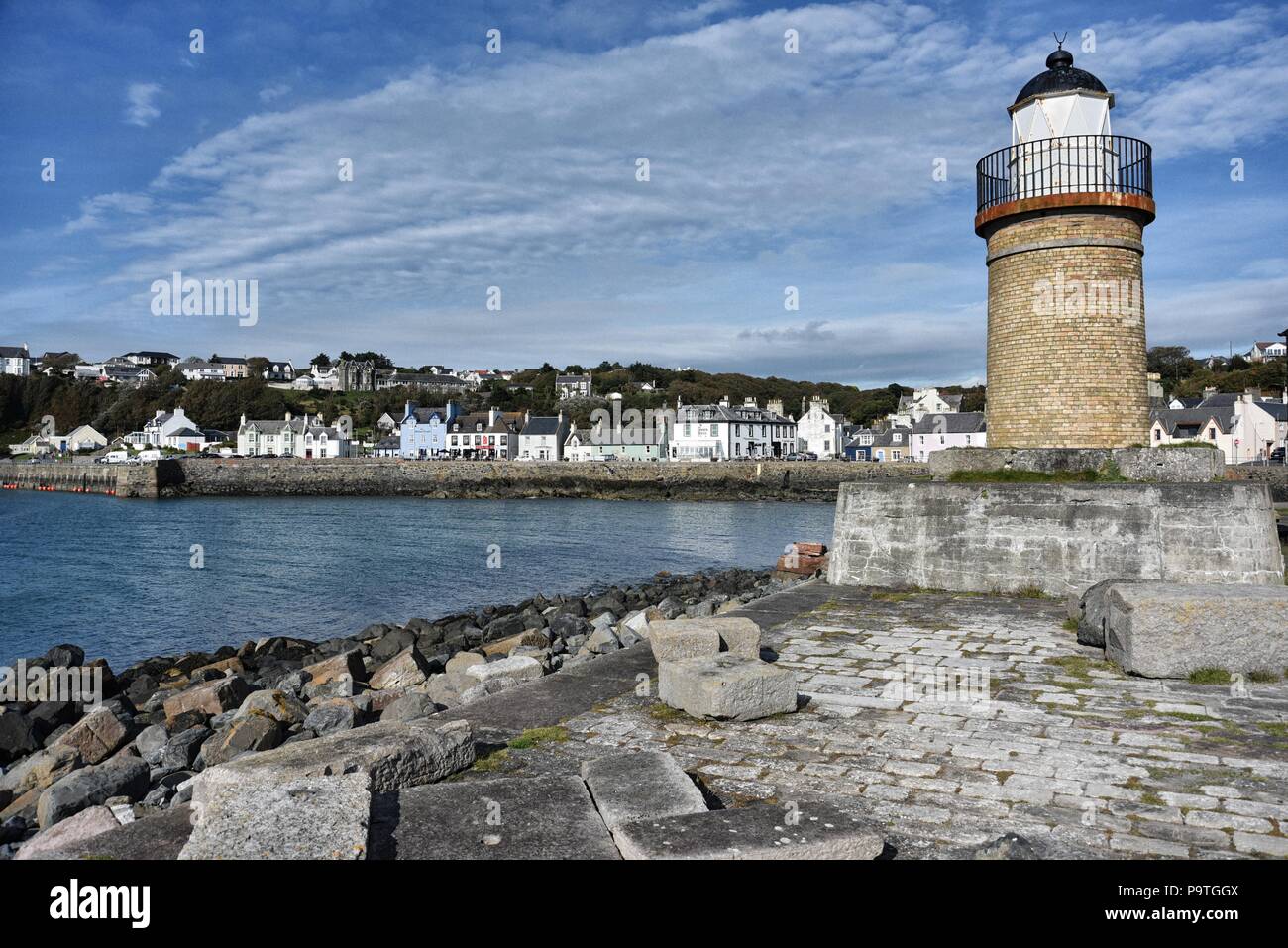 Leuchtturm am Eingang zum Portpatrick Harbour, einem Küstendorf im Südwesten Schottlands. Stockfoto