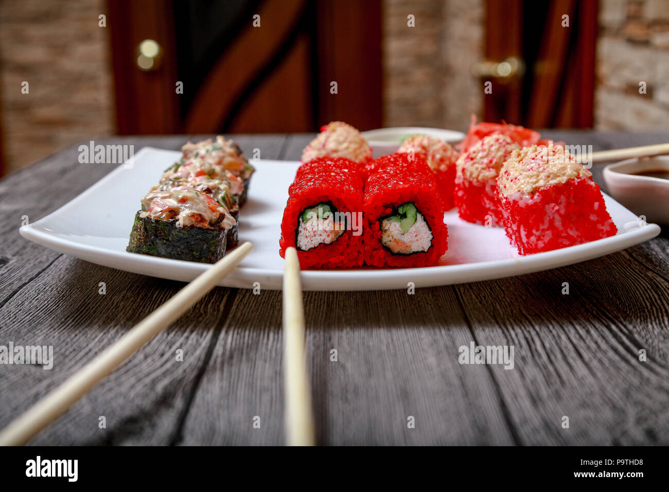 Japanische Küche. Eine bunte Reihe von frischen Brötchen close-up auf der Mauer Hintergrund. Stockfoto