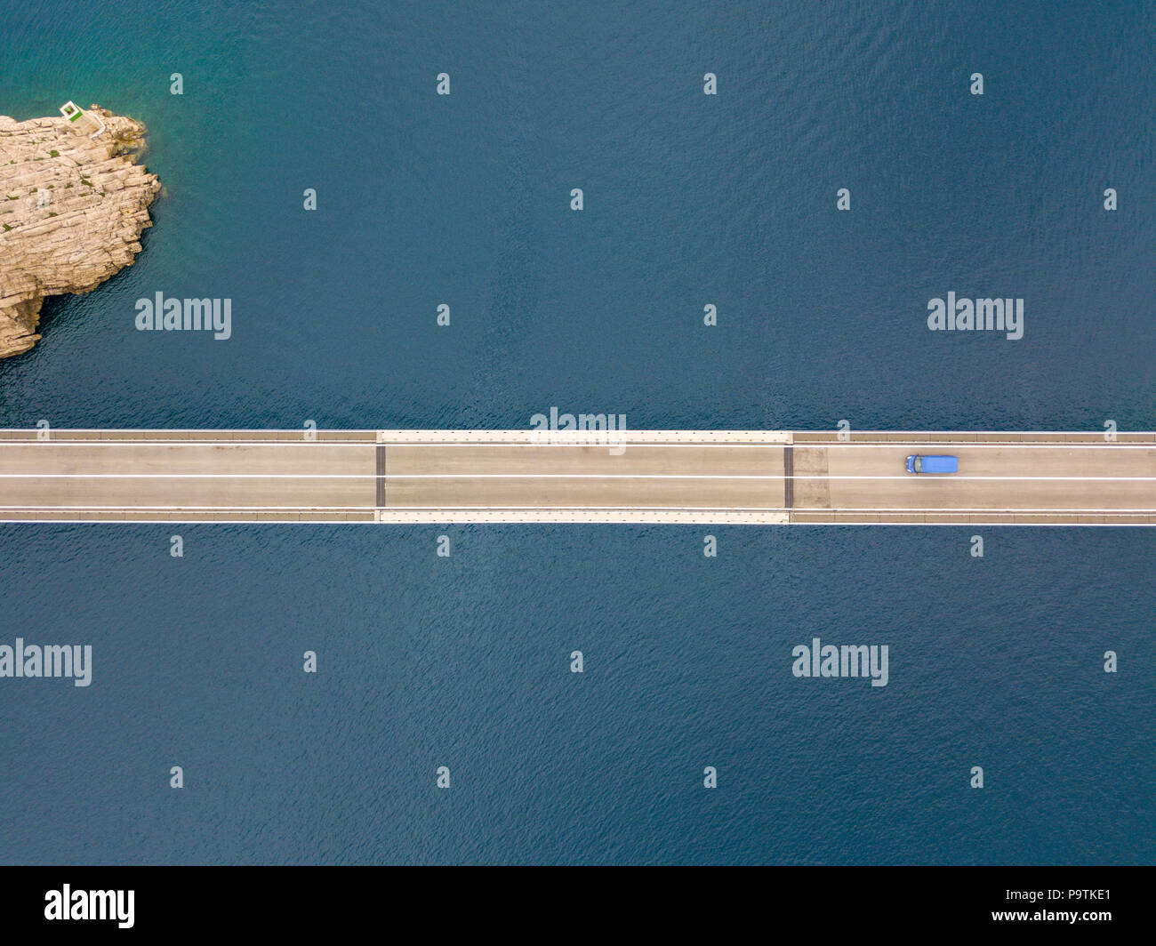 Luftaufnahme der Brücke von der Insel Pag, Kroatien, Straße. Klippe mit Blick auf das Meer. Autos über die Brücke von oben gesehen Stockfoto