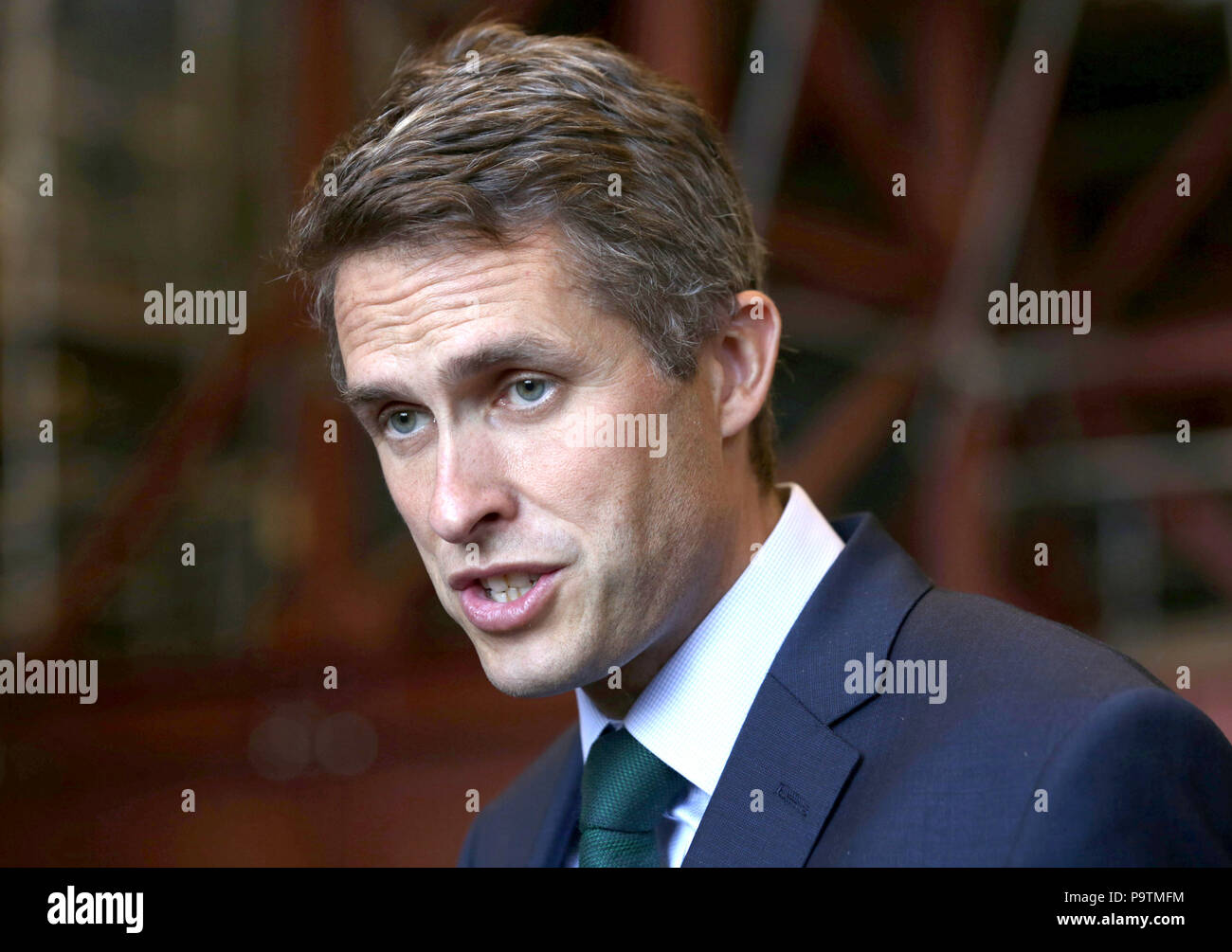 Verteidigungsminister Gavin Williamson spricht während seines Besuchs auf der BAE Systems Werft in Glasgow, nachdem die australische Verteidigungsministerin Marise Payne einen £20-Milliarden-Kriegsschiffsvertrag für die Royal Australian Navy unterzeichnet hatte. Stockfoto