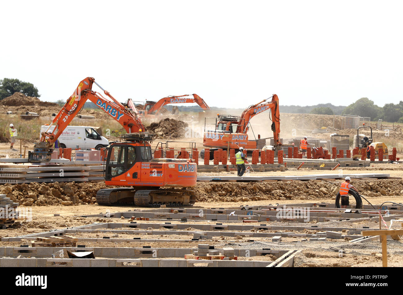 Bauherren arbeiten an den frühen Stadien der Chilmington Green Garden City in Ashford, Kent, wo über einen Zeitraum von 25 Jahren 5,750 neue Häuser gebaut werden, die neben den Entwicklungen in den Bereichen Einzelhandel, Soziales und Freizeit entstehen. Stockfoto