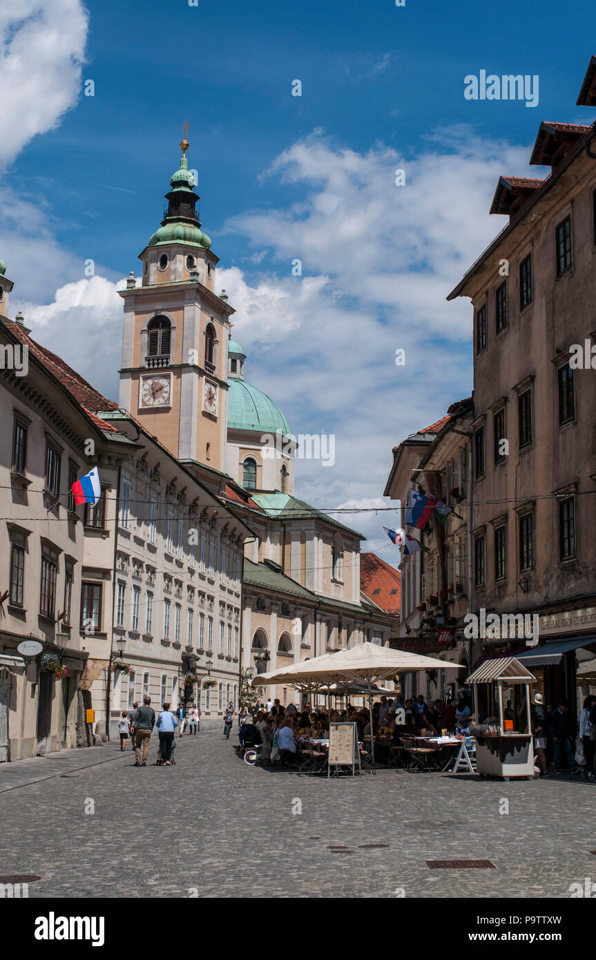 Ljubljana: Skyline mit Blick auf den Glockenturm der Kathedrale, die Kirche St. Nicola, die ehemalige gotische Kirche aus dem 18. Jahrhundert ersetzt durch eine Barocke Stockfoto