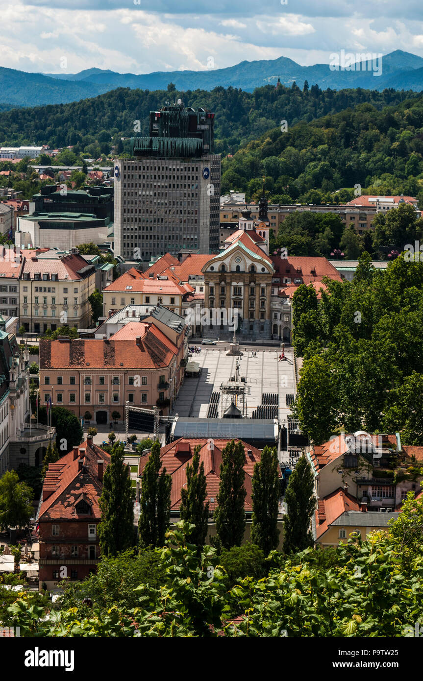 Slowenien: Luftaufnahme des Kongresses Square von Ljubljana, 1821 an der Stelle der Ruinen einer mittelalterlichen Kapuzinerkloster, von Castle Hill gesehen gebaut Stockfoto