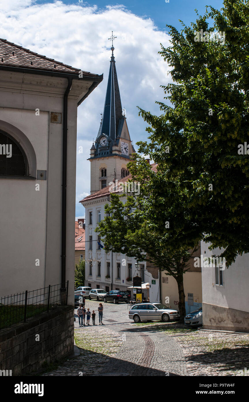 Gassen von Ljubljana mit Blick auf den Kirchturm der St. James's Parish Kirche, eine Kirche zu St. Jakobus im barocken Stil errichtet dedizierte Stockfoto