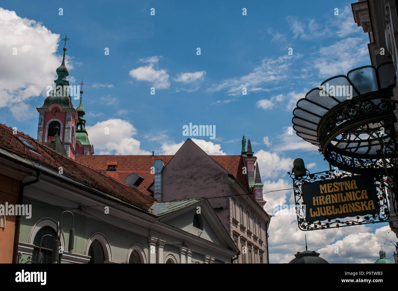 Ljubljana: Schmiedeeisen Vordach von Hranilnica Ljubljanska Mestna, die Stadt Sparkasse Gebäude, das erste slowenische Bank seit 1882 Stockfoto