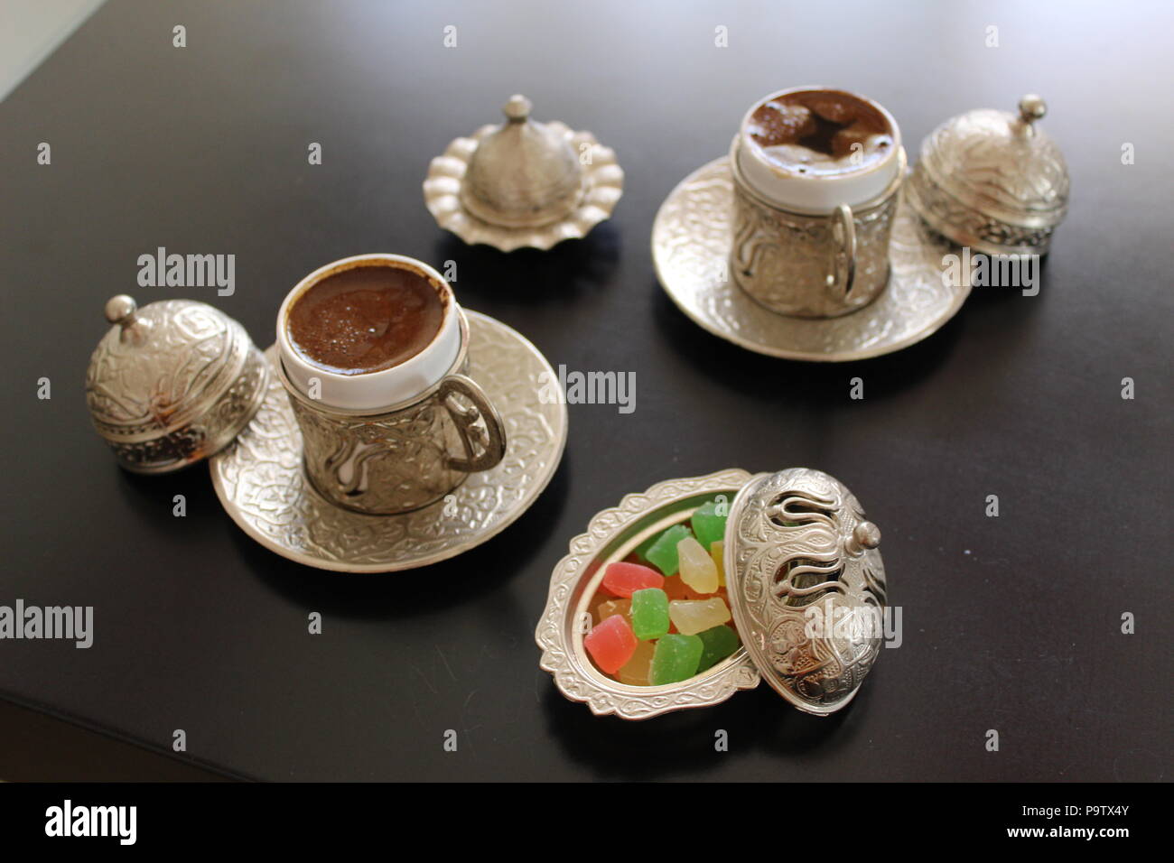 Frischen heißen türkischen Kaffee mit Turkish Delight. Stockfoto