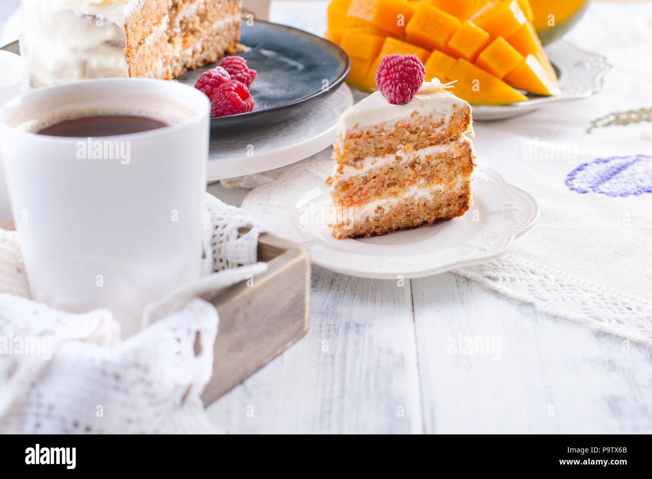 Schneiden Sie Den Kuchen Mit Weisse Creme Zum Fruhstuck Eine Mangofrucht Weisser Hintergrund Tischdecke Mit Spitze Eine Tasse Kaffee Und Kostenlosen Platz Fur Text Oder Werbung Stockfotografie Alamy