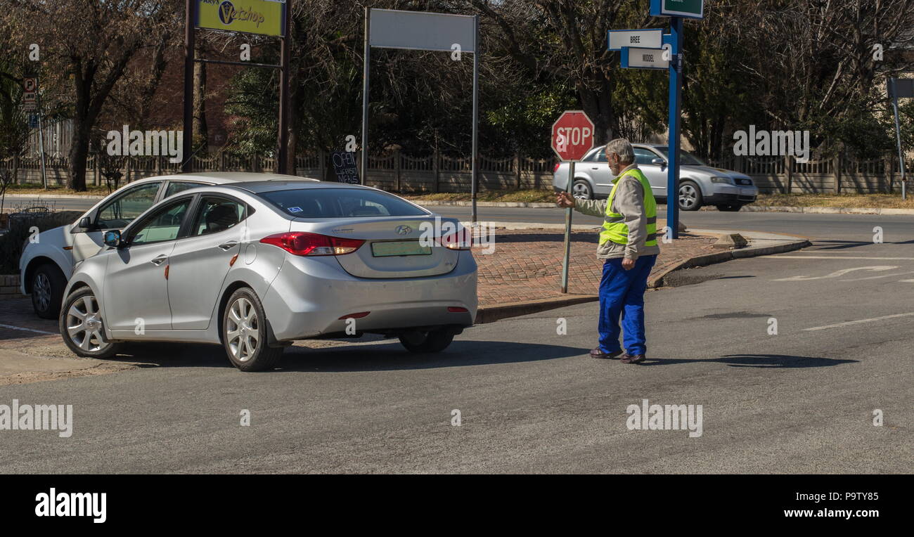 Parys, Südafrika - Unbekannter Arbeitslosen kaukasischen Mann arbeitet als casual Parkwächter einige Tipps Bild mit kopieren, um Platz zu verdienen Stockfoto