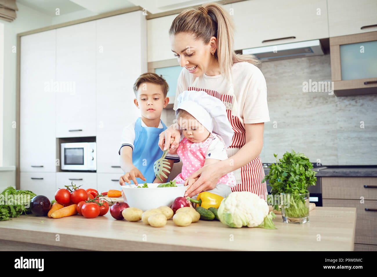 Mutter und Kinder kochen in der Küche Stockfoto